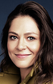 Хардкор порно: үлкен кеудесі бар әдемі әйел кискасын жалайды.