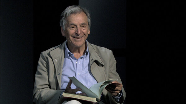 Екі адам жағажайда ойнап жатыр