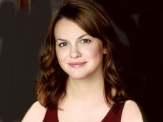 Жас қызды екі ер адам сиқырлайды