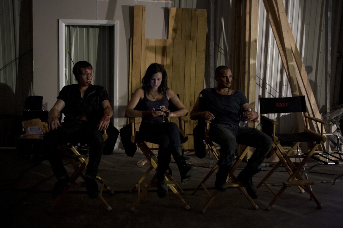 Фото: Никто не выжил / Кадр со съемок фильма «Никто не выжил» (2012 ...