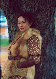 Қыздар жамбас шашын қырып жатыр (бейне)