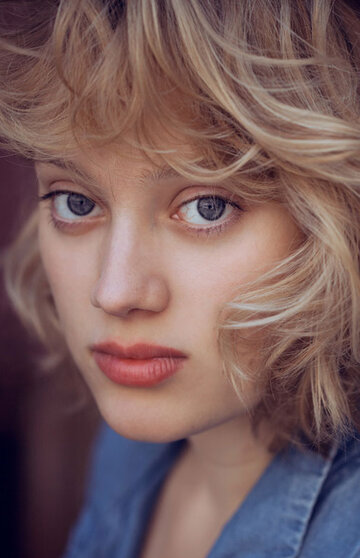 Busty qizning yubka ostida