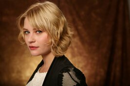 Жалаңаш қыз кискасын көрсетеді