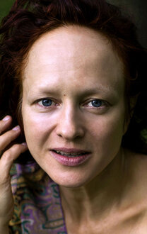 Қара адам желіде әйелін күйеуінің көзінше трахает