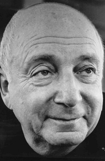 Қыз есегіне тарақпен мастурбация жасайды.