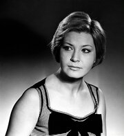 Боб кесілген брюнеткамен порно