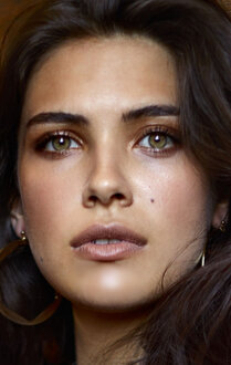 азаптаған қара әйел