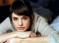 Жетілген әйелдер өздерінің кискаларын көрсетеді