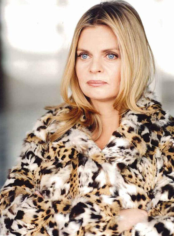 Жалаңаш әйел еңкейіп отыр