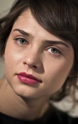 Bir olomon qizni eshakka sikishdi