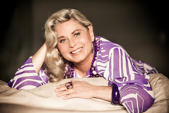 Бюстгальтердегі үлкен сиськи бар жетілген әйелдер