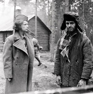Люди в солдатских шинелях кадр 1 онлайн-кинотеатр Эмбликс