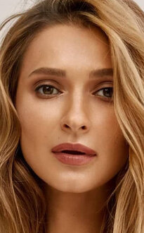 Жас қыздың есегін жалайды