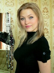 Өте жалаңаш қыздар серуендеп жүр