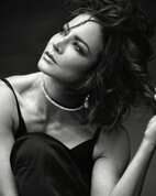 Мини юбкадағы жас қыз