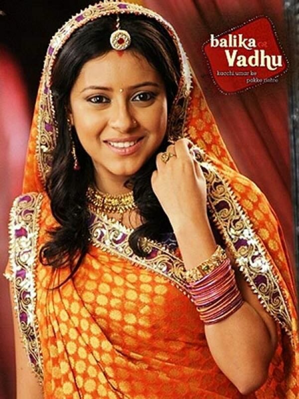 Сұлу қыз сикке отырды