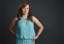 Ол келіп жалаңаш ұйықтап қалды.