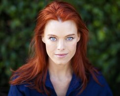 Жалаңаш әйелдер, аяқтары және писькилері бар