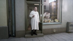 Голубь сидел на ветке, размышляя о бытии кадр 5 онлайн-кинотеатр Эмбликс