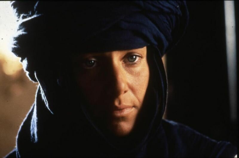 Фото: Под покровом небес / Кадр из фильма «Под покровом небес» (1990 ...