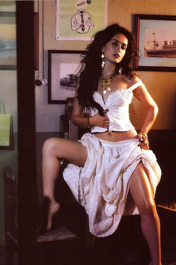 Жиырма еркек жапондық әйелді сиқырлайды, ол жылайды