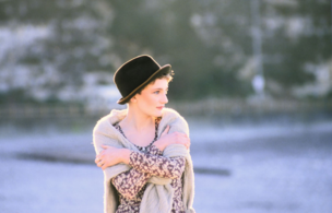 Dik sorayotgan qizning erotik rasmlari