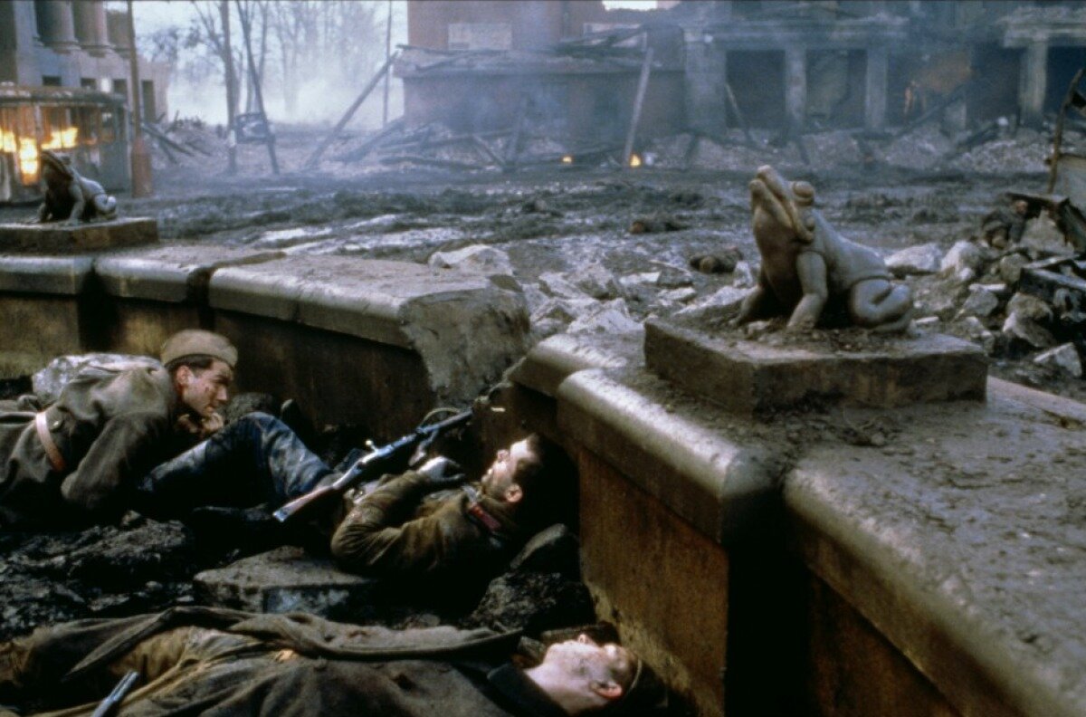 Фото: Враг у ворот / Кадр из фильма «Враг у ворот» (2001) #2049306