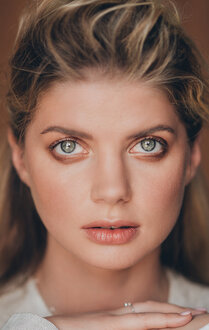 Күтушімен көңіл көтерген жас жігіттермен жыныстық қатынас туралы бейне.