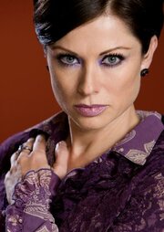 Жігіт саусақтарымен есегін созып, анусына дилдо жабыстырады