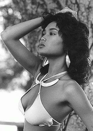 Tia Karrerening yalangoch fotosuratlari