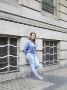 Оттың жанында жалаңаш