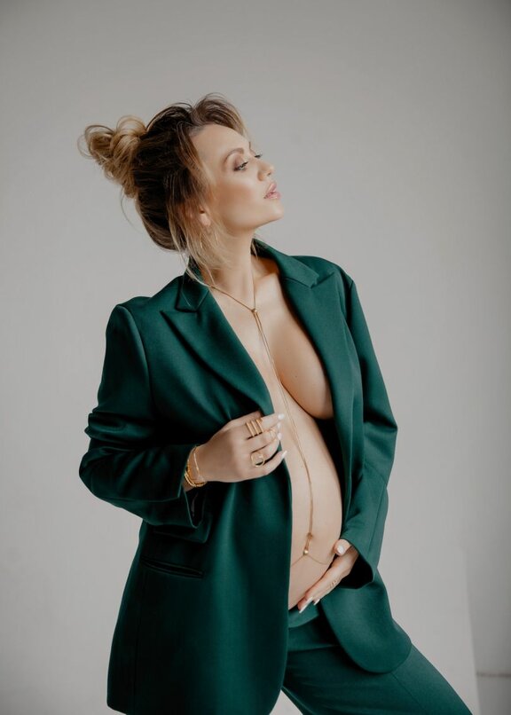 Ғимараттың кіреберісінде жыныстық қатынасқа түсуге азғырылған қыздың порнографиялық видеосы.