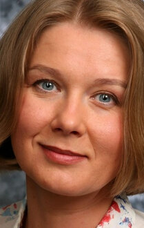 Ол біреудің оны аңдып жатқанын байқады.