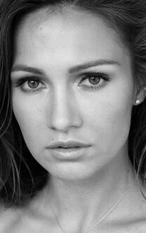 Сексуалды бикини киген қыздарға сникерс