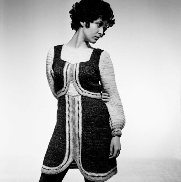 Орманда орманшы әйелді ұрып жатқаны туралы порно фильм.