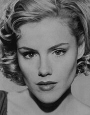 Ол өзін сорып, аузына кончаларын алады.