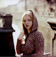 Эротикалық қожайын байланған қыздармен жыныстық қатынасты жақсы көреді