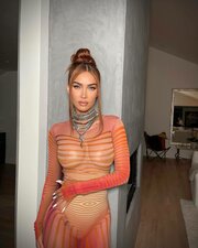 Сексуалдық әйел үлкен шұңқырды жақсы көреді