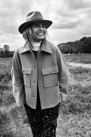 Көлдегі жалаңаш жігіттердің фотосы