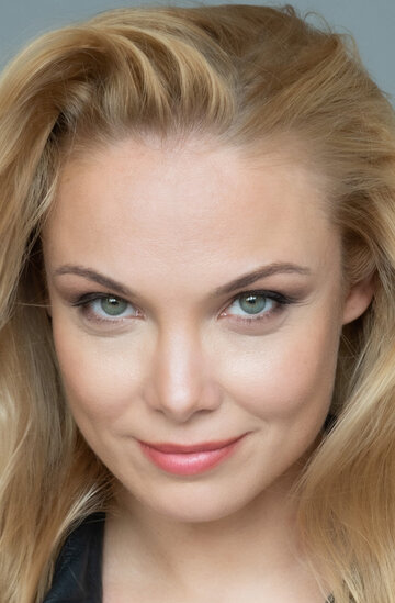 Қыз қолымен қынапшасын созады (видео)