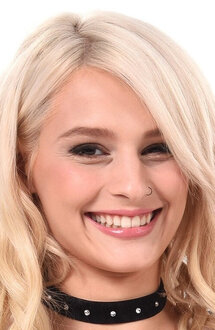 Аузында мүшесі бар әйелдер