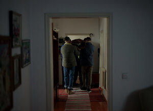 Папа умер в субботу кадр 12 онлайн-кинотеатр Эмбликс