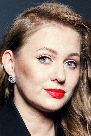 Александра Сивровка күлгін түсті купальникпен камера алдында суретке түсіп, мастурбация жасайды.