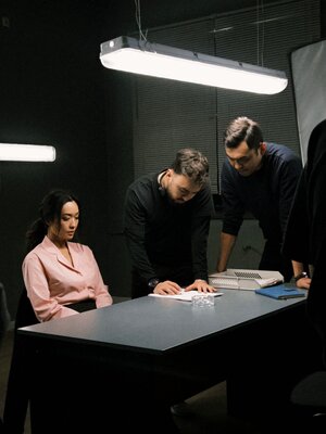 Мошенники кадр 17 на Эмбликс в Hd