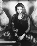 Күзетші желіде порно видео көріп отырып іздейді.