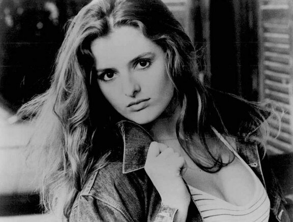 Немересі, немересі және әжесі бейнеленген орыс порно видеоларын онлайн көріңіз.