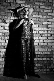 Біреуді заттармен есекке ұрып жатқан фотосы