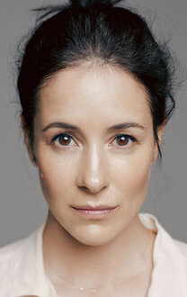 Мен дәрiгердiң кеңсесiнде аққұбаны бұрап алдым.