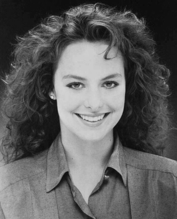 Ер адам қызды байлап, есегін жалауға мәжбүрлеген.