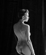 Жарнамаға арналған жалаңаш қыздың силуэті